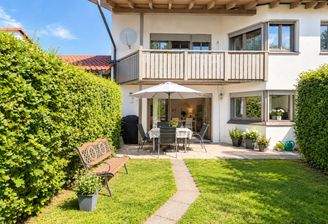 Terrasse und Garten II - mit KI aufgeräumt