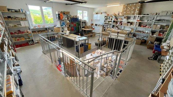 Die Ebenen sind über eine Deckenöffnung mit Treppe verbunden