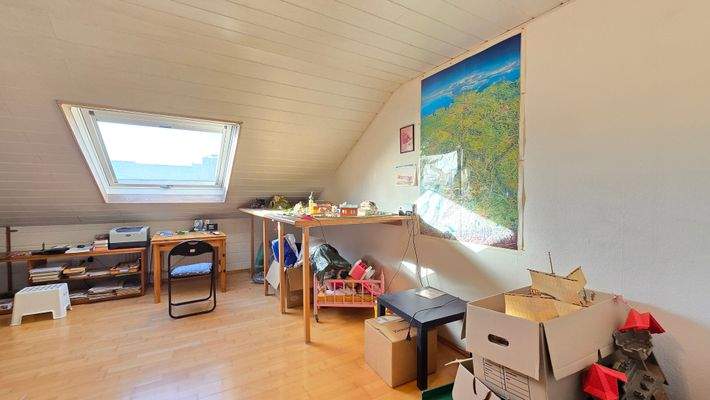 Zwei Räume mit Dachfenster