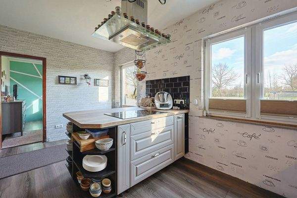 Küche mit Zugang zum Garten