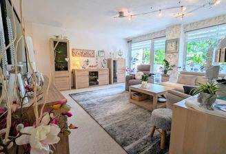 Wohnzimmer mit Balkon