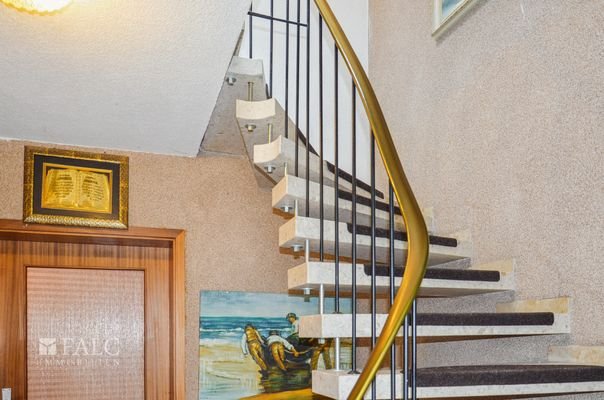 Treppe zur Dachgeschosswohnung – stilvoll & offen