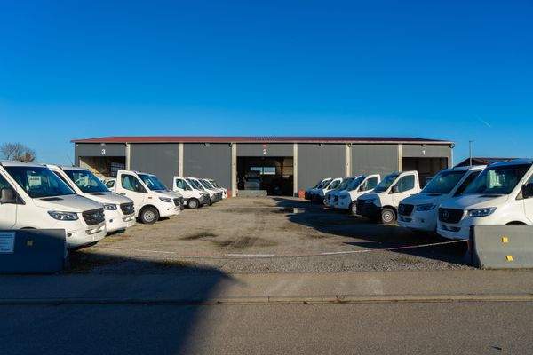 Freifläche und Gebäudeansicht