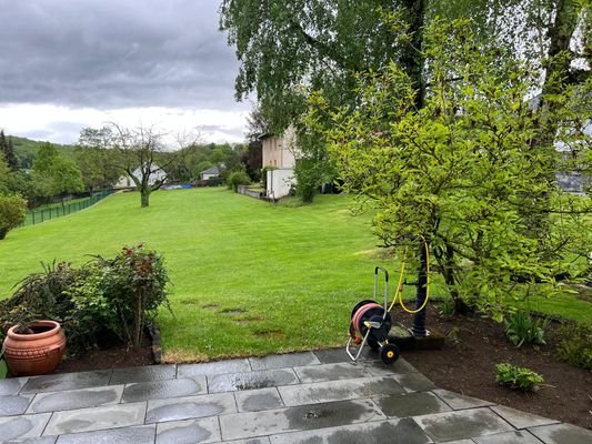 Blick von der Terrasse in den Garten