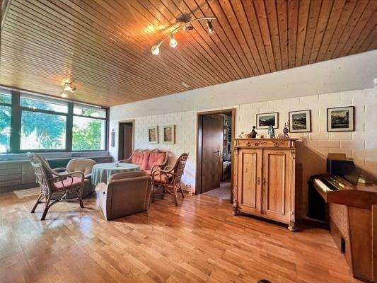 Wohnebene 1,  großzügiger Wohnbereich mit Zugang zur Terrasse