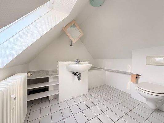 Bad mit Wanne und Fenster / Obergeschoss