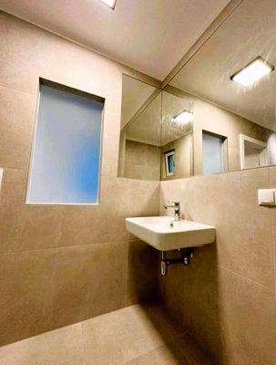 Bad mit gr. Spiegel & Satinato