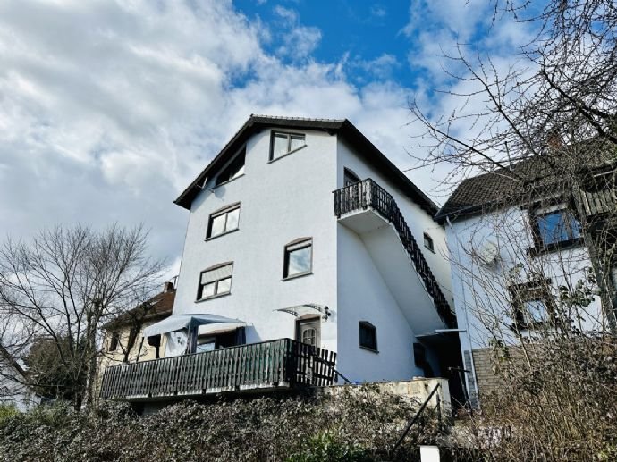 Gepflegtes Mehrfamilienhaus mit 4 Wohnungen und 2 Garagen - KM: ca. 25.000€ p.a.