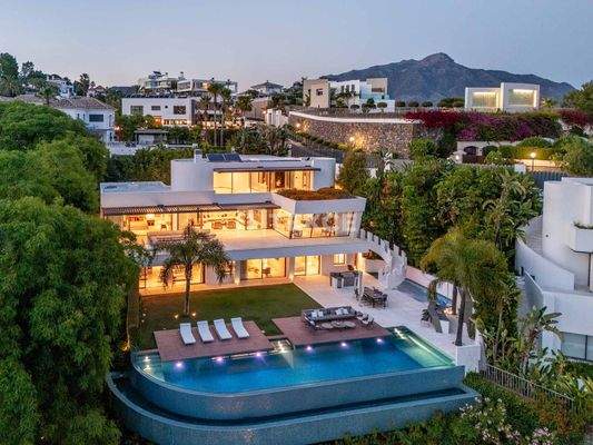 Sea View House with a Spa in Benahavis Malaga