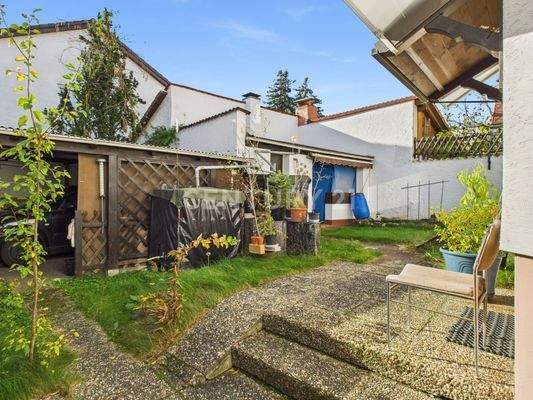 Innenhof mit Carport und Nebengebäude