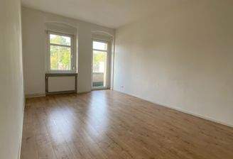 Wohnzimmer mit Balkon