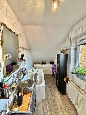 Tageslichtbad mit Wanne