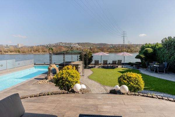 Blick von der Terrasse aus auf den Garten