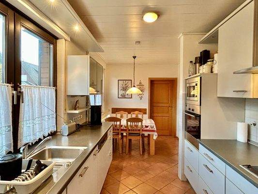 Küche mit Blick zum Essbereich