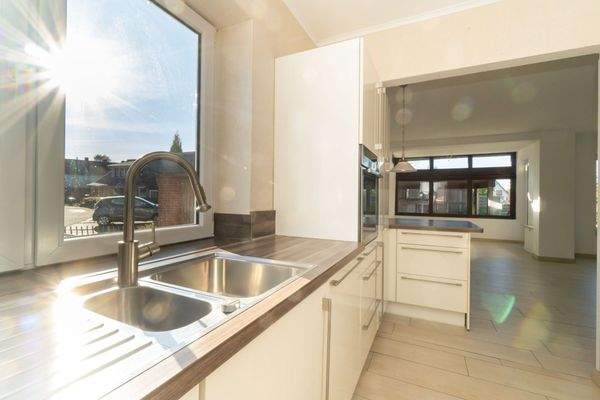 Offene Küche mit Zugang zum Wohnbereich