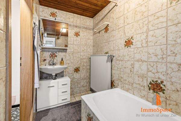 Blick ins Badezimmer im Altbau