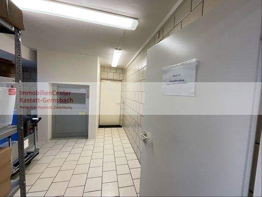 Lastenaufzug in Raum 10 im UG