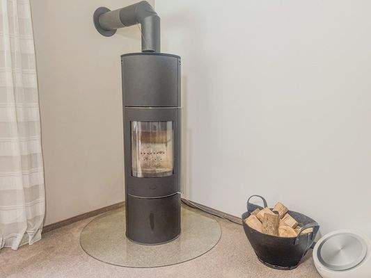 Der Kamin sorgt für wohlige Wärme.