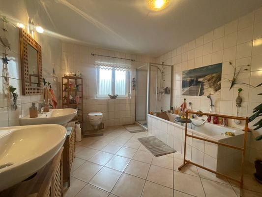 Großes Badezimmer mit Wanne und Dusche
