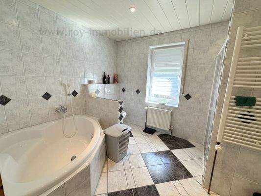 Modernes Badezimmer...