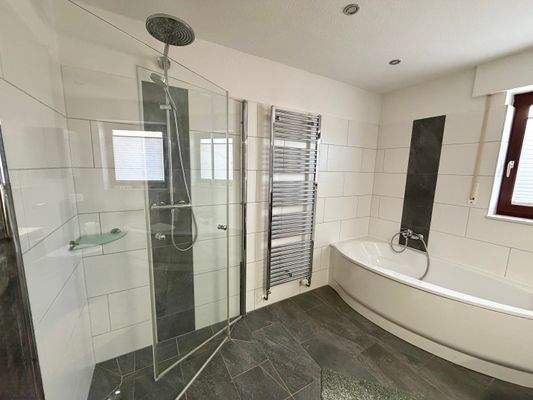 Bad mit Wanne und Dusche.jpeg