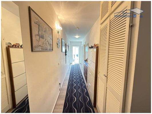 Freundlicher Flur mit Zugang zu allen Räumen