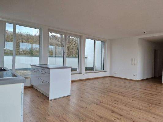 Kunstofffensterfront mit elektrischen Jalousien