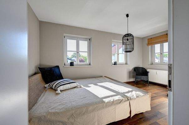 Lichtdurchflutetes Schlafzimmer auf der oberen Etage
