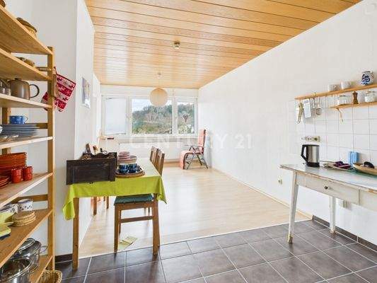 Wohnbereich im Obergeschoss mit kleiner Küche