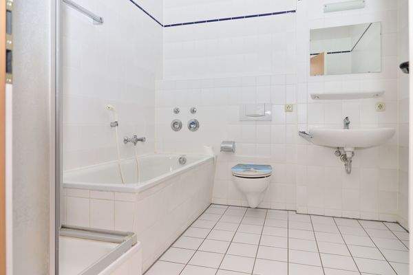 Badezimmer mit Badewanne und Dusche