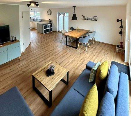 großzügig-mit offener Küche