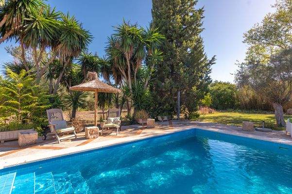 Swimmingpool umgeben von großzügigen Sonnenterrassen