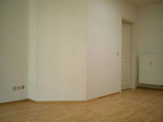 Wohnzimmer m. Eingang zum Schlafzimmer