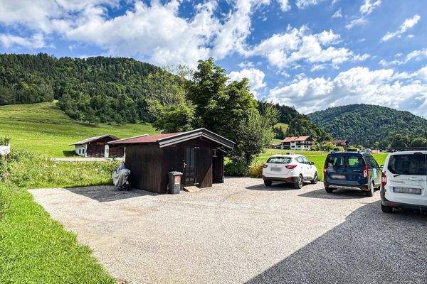 Parkplatz und Gartenhaus