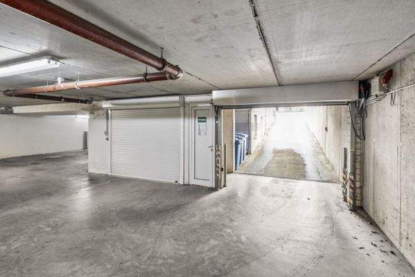 Tiefgarageneinfahrt zur eigenen Garage hier: Tiefgaragentortor