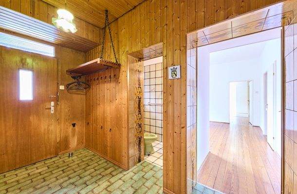 Blick zur Gardarobe und  Gäste-WC und Zugang zum Haupthaus