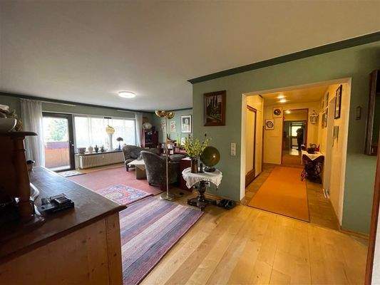 Wohn- und Essbereich (Weitwinkelaufnahme)