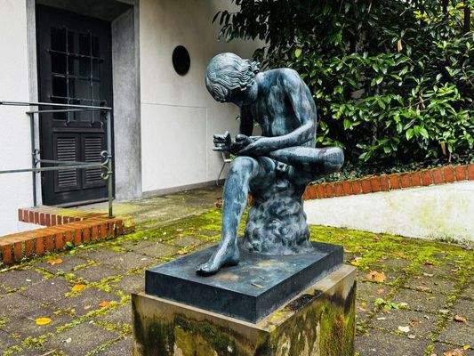 Hof zu Küchenseite und Garten