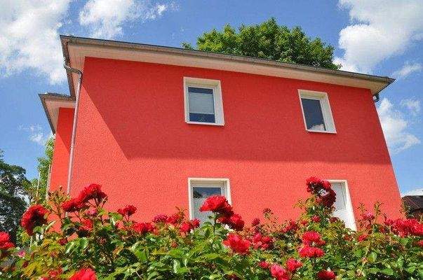 Musterhaus Saalfeld-Bild mit Rosen.jpg