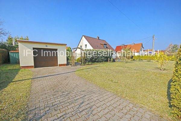 Grundstück mit Garage und Zufahrt