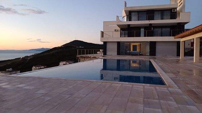 Villa-Pool-abends.jpg