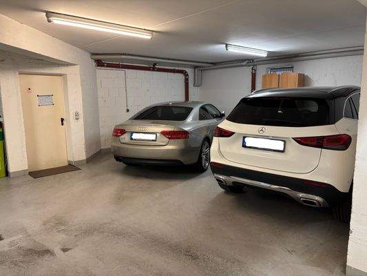 2 Garagenplätze gehören der Wohnung (links direkter Eingang ins Haus)