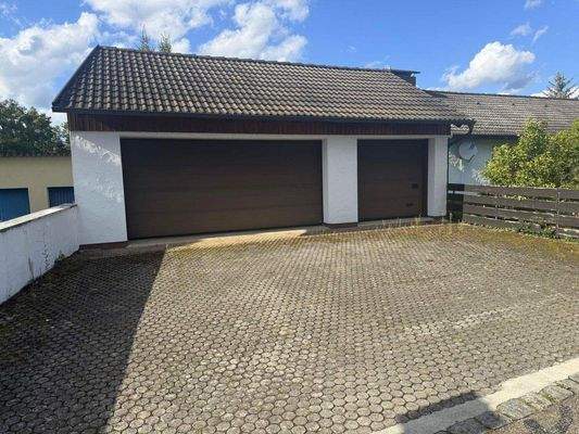 Doppelgarage und Einzelgarage