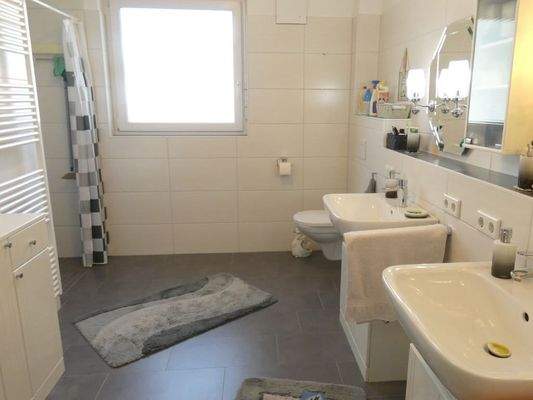Bad mit 2 Waschbecken ...