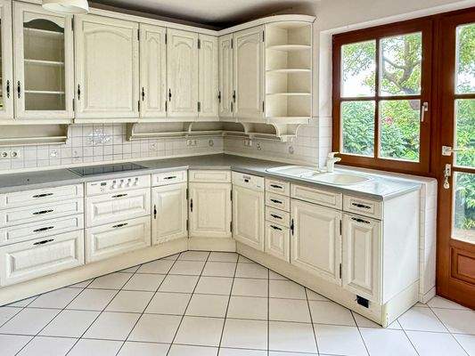 Küche mit Zugang zum Garten