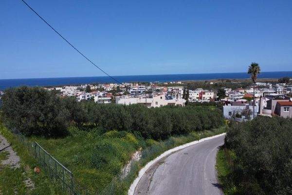 Kreta, Tavronitis: Erstklassiges Grundstück in der Nähe des Strandes zu verkaufen