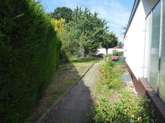 Garten an der Giebelseite des Hauses