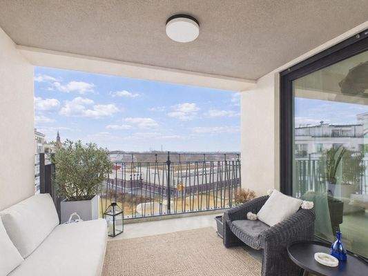 Sonnige Loggia mit freiem Ausblick