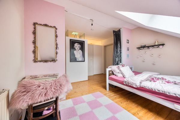 Geschmackvoll eingerichtetes Schlafzimmer 