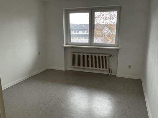 Zimmer 1 mit grauem PVC-Boden und weißen Wänden